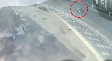 Yolun karşısına geçmek isteyen bisikletli çocuğun ağır yaralandığı kaza kamerada