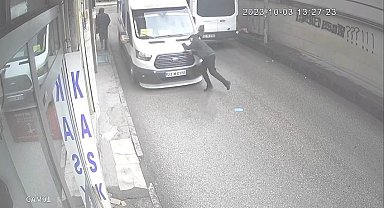 Yolun karşısına geçmek isteyen öğrenciye minibüs çarptı