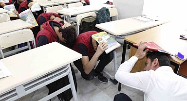 Yozgat'ta tüm okullarda "çök-kapan-tutun" tatbikatı gerçekleştirildi