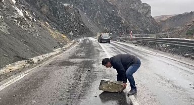 Yüksekova-Van kara yoluna kaya düştü