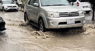 Yüksekova'da caddeler göle döndü, araçlar suya gömüldü