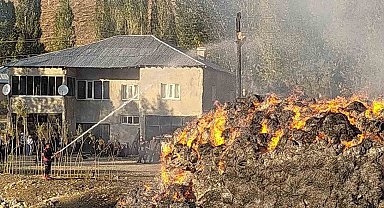 Yüksekova'da çıkan yangında 20 bin bağ ot yandı