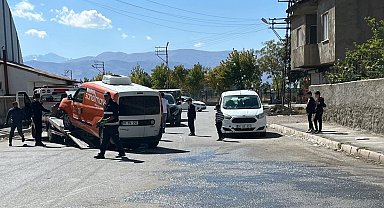 Yüksekova'da minibüs ile kamyonet çarpıştı: 3 yaralı