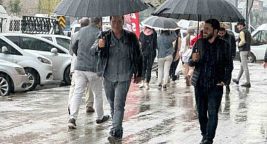 Yüksekova'da sağanak yağış etkili oldu