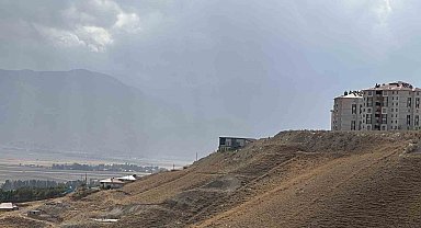 Yüksekova'da toz bulutu dağları kapladı