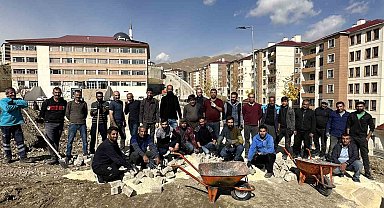 Yüksekova'da yürekleri ısıtan anlar: 30 kapıcı çocuklar için yol onardı