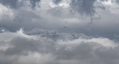 Yüksekova'nın yüksek kesimleri beyaza büründü