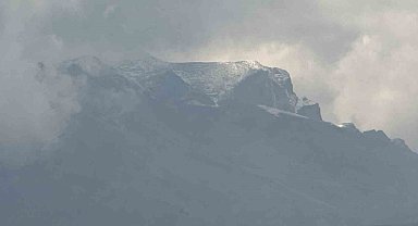 Yüksekova'ya mevsimin ilk karı düştü