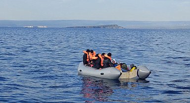 Yunanistan unsurları geri itiyor, Sahil Güvenlik kurtarıyor