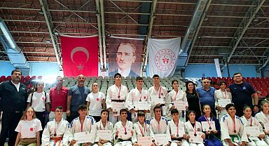 Yunusemreli judocular Ali Atmaca'yı 19 madalya ile andı