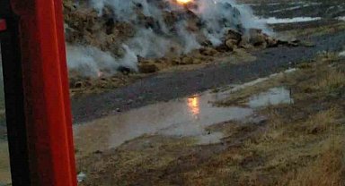 Yüzlerce saman balyası alevlere teslim oldu