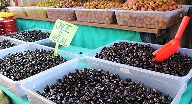 Zeytin tezgâhlarında vatandaşların tercihi siyah, çocukların yeşil zeytin oluyor