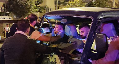 Zincirleme kazada araca sıkışan yolcu, ağlayarak kurtarılmayı bekledi