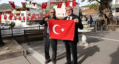 Ziyaret'te Cumhuriyet'in 100. yılına özel her eve bayrak dağıtıldı