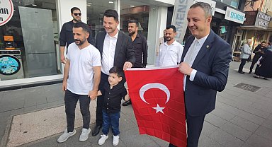 Zonguldak'ta 2 bin adet bayrak dağıtıldı