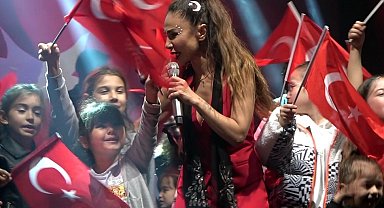 100. yıl konserinden Filistin mesajı