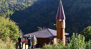 172 yıllık tarihi İremit Camii ahşap mimarisi ve rengarenk motifleriyle yıllara meydan okuyor