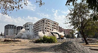 'Ağır hasarlı' bina uzun uğraşlara rağmen tam olarak yıkılmadı