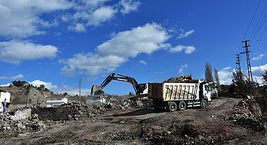 53 yapının yandığı köyde enkaz kaldırma çalışmaları devam ediyor