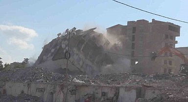 8 katlı bina halatla çekilerek yıkıldı: O anlar kamerada