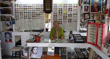 87 yaşındaki kadın gözlükçü, eşinden miras kalan dükkanı çalıştırıyor