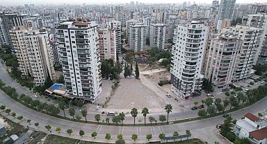 Adana'da ağır hasarlı binalar tehlike saçıyor