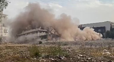 Ağır hasarlı bina saatler süren çalışma sonucu yıkıldı