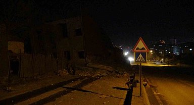 Ağır hasarlı bina yıkım sırasında yola devrildi