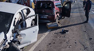 Ağrı'da iki otomobil çarpıştı: 7 yaralı