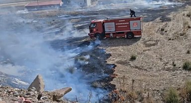 Akaryakıt istasyonu yakınındaki yangın paniğe neden oldu