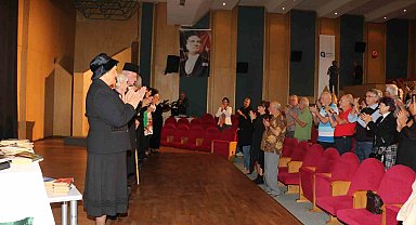 Aktif Yaşlılar'dan tiyatro gösterisi