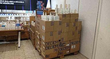 Ankara'da ele geçirilen 4 milyon 250 bin lira değerindeki kaçak kozmetik ürünleri emniyette sergilendi