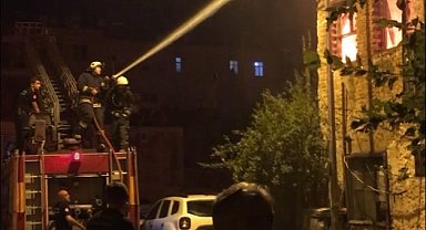 Antalya'da 2 katlı metruk bina yangını korkuttu