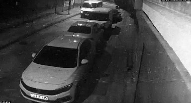 Arabada bırakılan tesisat malzemelerini 2 dakika içerisinde çaldılar