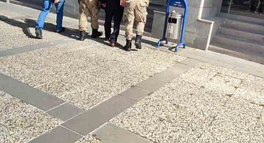 Aranan şahıslar jandarmadan kaçamadı