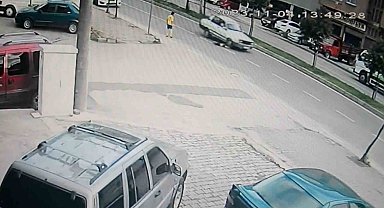 Arkadaşıyla oyun oynuyordu: Yola koşan çocuk seyir halindeki otomobilin altında metrelerce sürüklendi