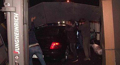 Ataşehir'de aracın üzerine fabrikanın dış cephesi devrildi