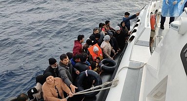 Ayvacık açıklarında lastik botları arızalanan ve sürüklenen 36 kaçak göçmen kurtarıldı