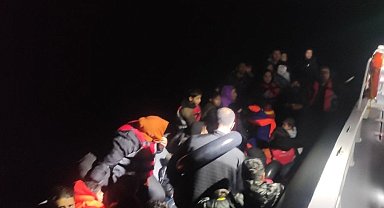 Ayvalık açıklarında 79 düzensiz göçmen yakalandı