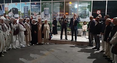 Ayvalıklı umreciler dualarla kutsal topraklara uğurlandı