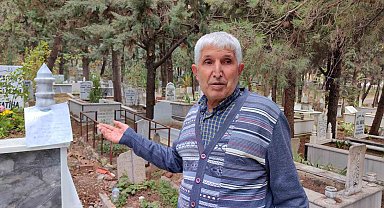 Babasının mezarından çiçek çalan hırsıza not bıraktı