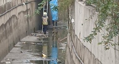 Bağcılar'da bir vatandaş dere yatağındaki demir parmaklıklarında asılı bulundu