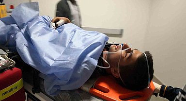 Bahçeye kaçan topunu almak isteyen çocuğu önce elektrik çarptı sonra teller kesti