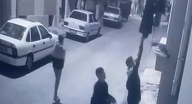 Balkonda asılı çamaşırları çalarak kaçtılar