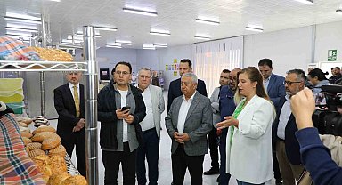 Başkan Zeybek: "Bölgemizde de en ucuz halk ekmeği biz satıyoruz"