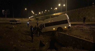 Batman'da virajı alamayan minibüs devrildi