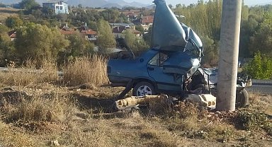 Beton direğe çarpan otomobilin sürücüsü ağır yaralandı