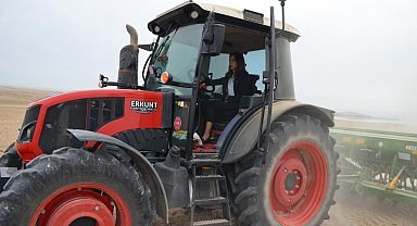 Beylikova'nın kadın Kaymakamı Eroğlu traktör başına geçti 4 milyon metrekare tarım arazisine hububat ekimi başladı