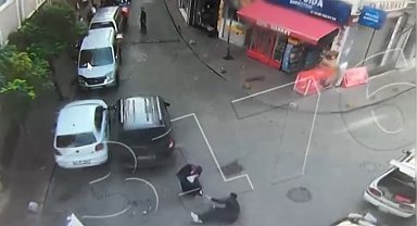 Beyoğlu'nda sokak ortasında çatışma kamerada