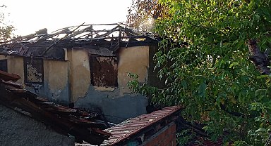 Bozüyük'te çıkan yangında 2 katlı müstakil ev alevlere teslim oldu